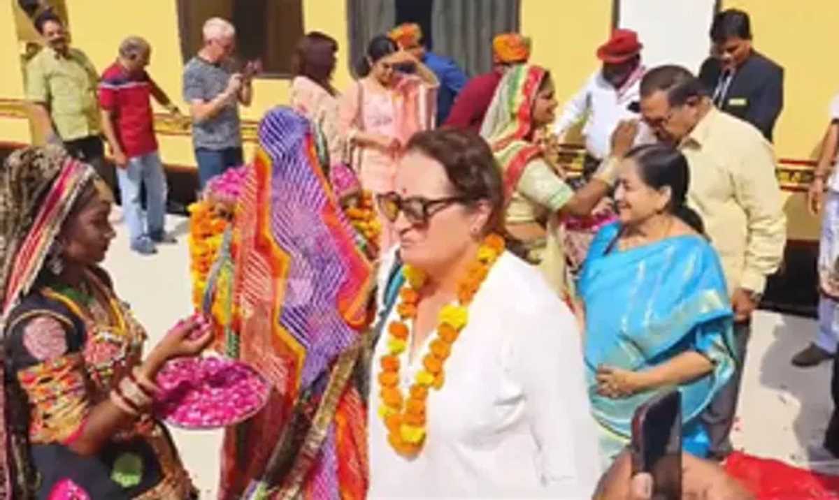 जैसलमेर पहुंची ‘पैलेस ऑन व्हील्स’ ट्रेन, राजस्थानी अंदाज में पर्यटकों का स्वागत